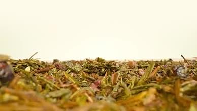 晒干绿茶叶散落在木桌上视频的预览图
